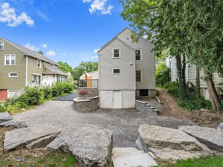 106 Wellington Rd — Photo 36