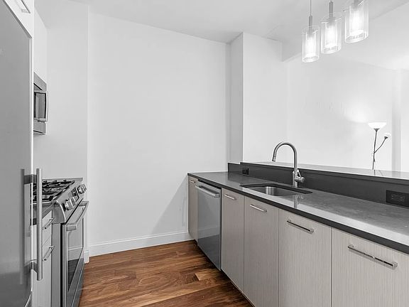 4th image of 4214 Crescent St APT 8C