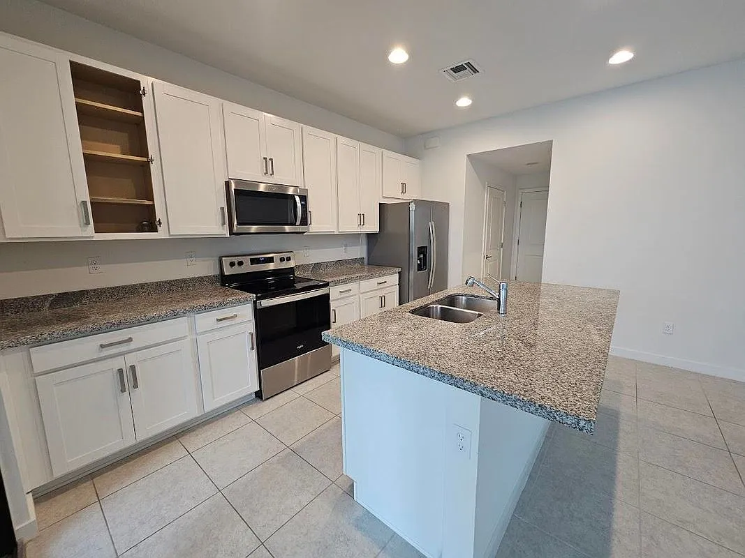 3 bed, 3.0 bath, 2727 sqft, $3,250 — Photo 3