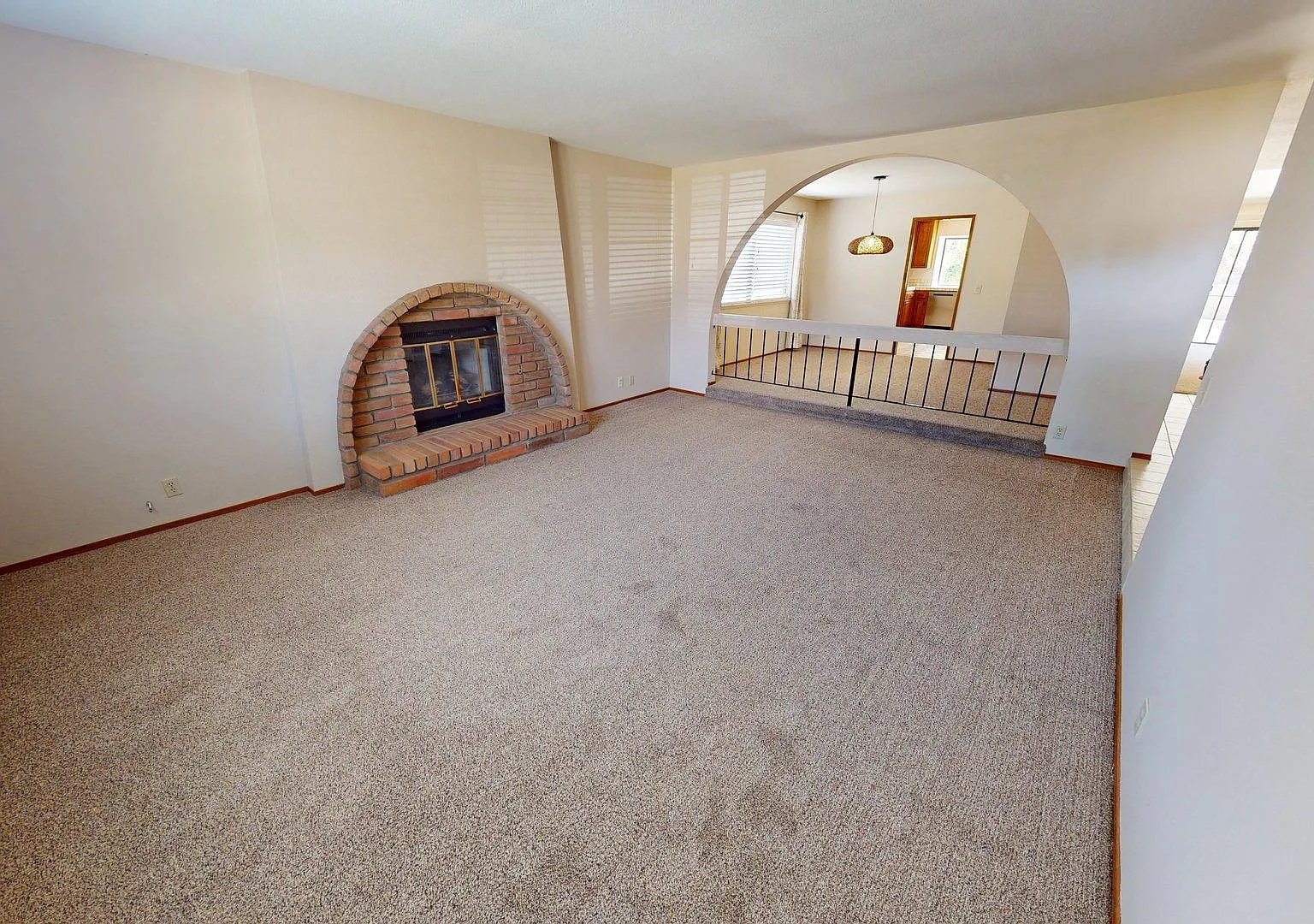 3 bed, 2124 sqft, $4,200 — Photo 2