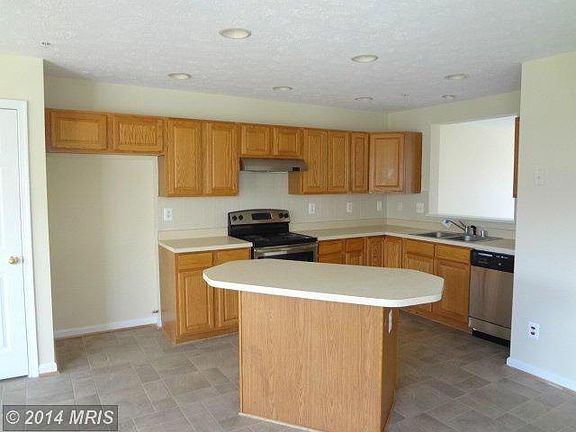 4th image of 303 Betty Ct