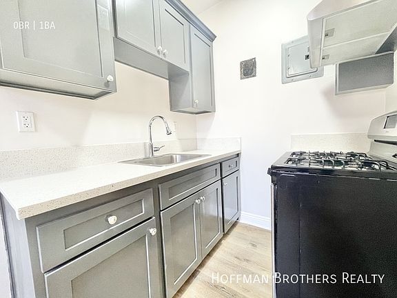 4th image of 518 N Harvard Blvd #404