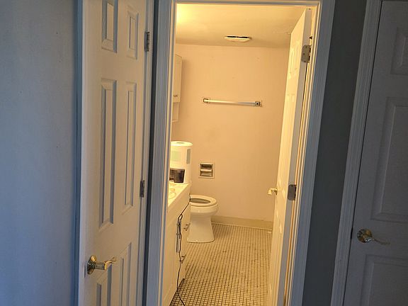 4th image of 215 S Hale St APT 3A