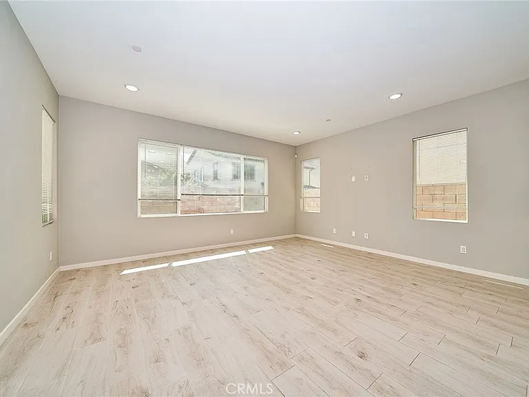 2622 E Embry Ln — Photo 19