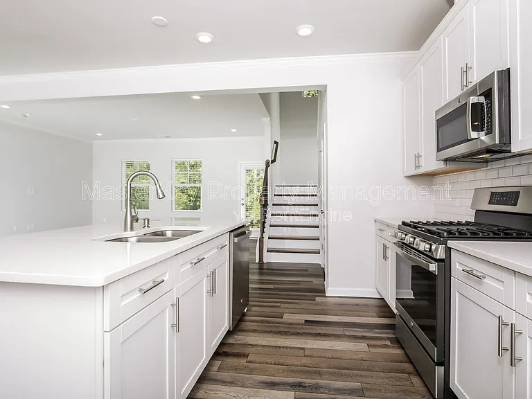 2061 Caen St — Photo 6