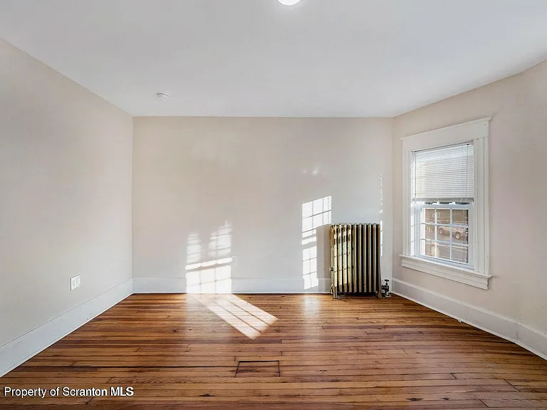 811 Grandview St — Photo 4