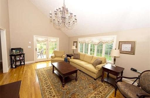 4th image of 79 Southworth St