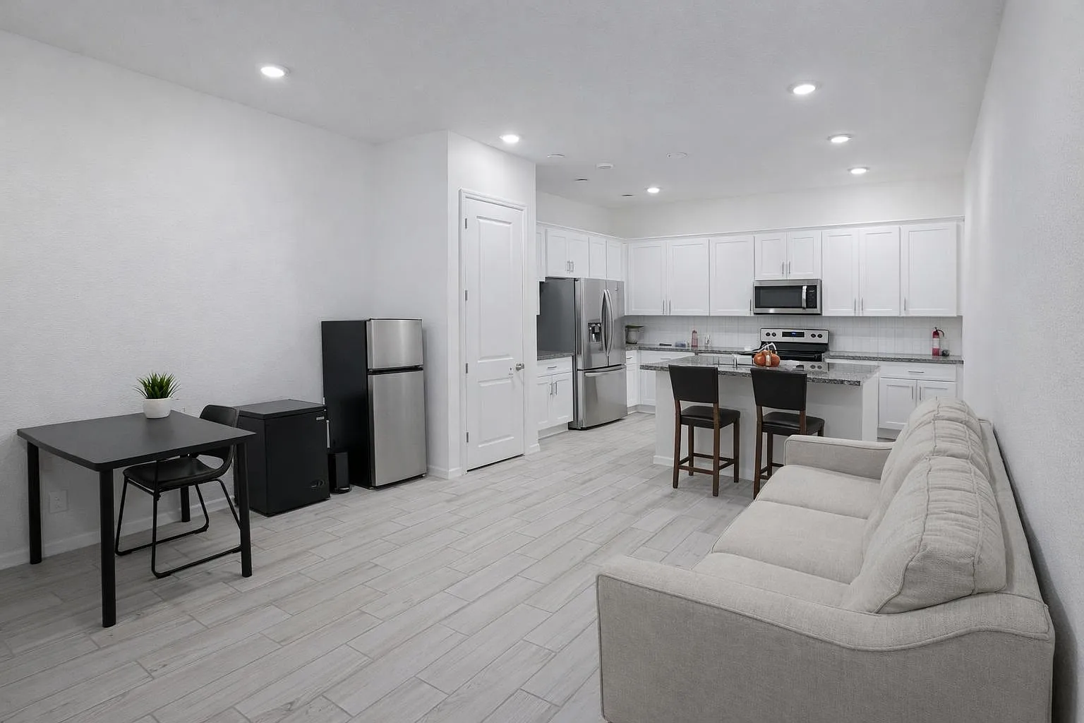 4 bed, 5.0 bath, 2500 sqft, $1,382 — Photo 4