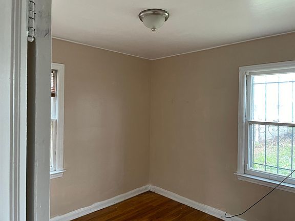 4th image of 19203 Bentler Ave