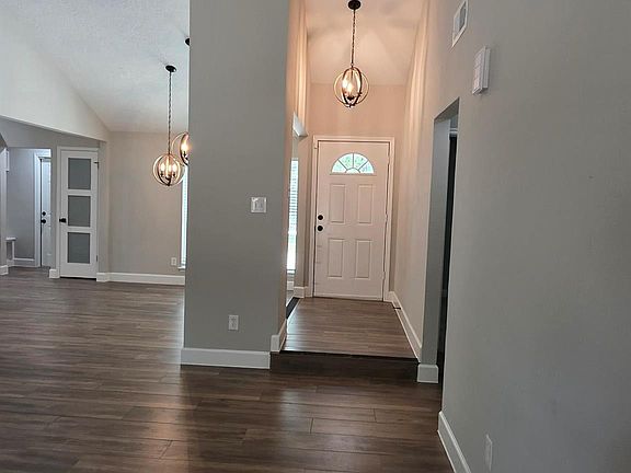 3rd image of 8 N Brook Pebble Ct