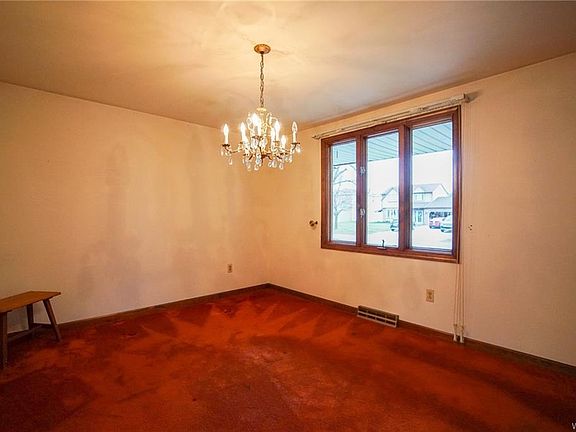 5th image of 207 Shetland Dr
