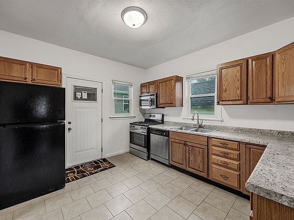 5th image of 826 10th Ave SW