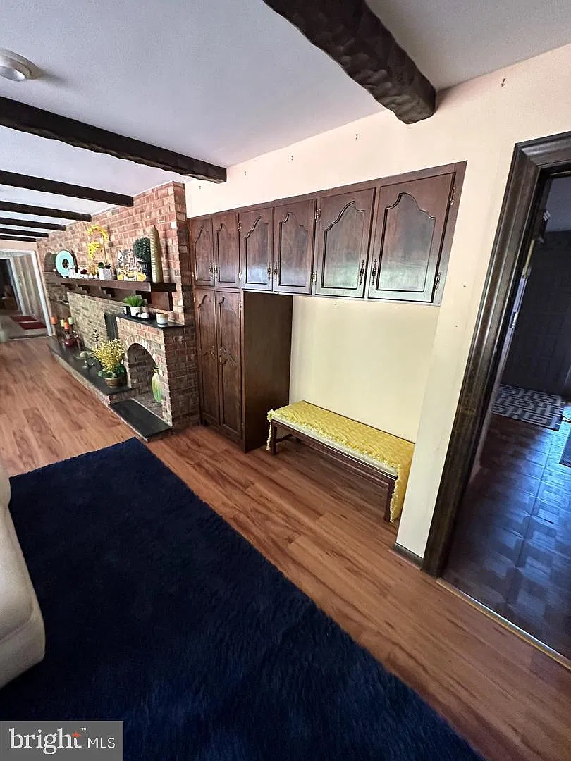 10 bed, 4.5 bath, 7874 sqft, $10,000 — Photo 2