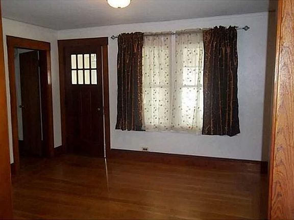 3rd image of 14 Greenwich Blvd