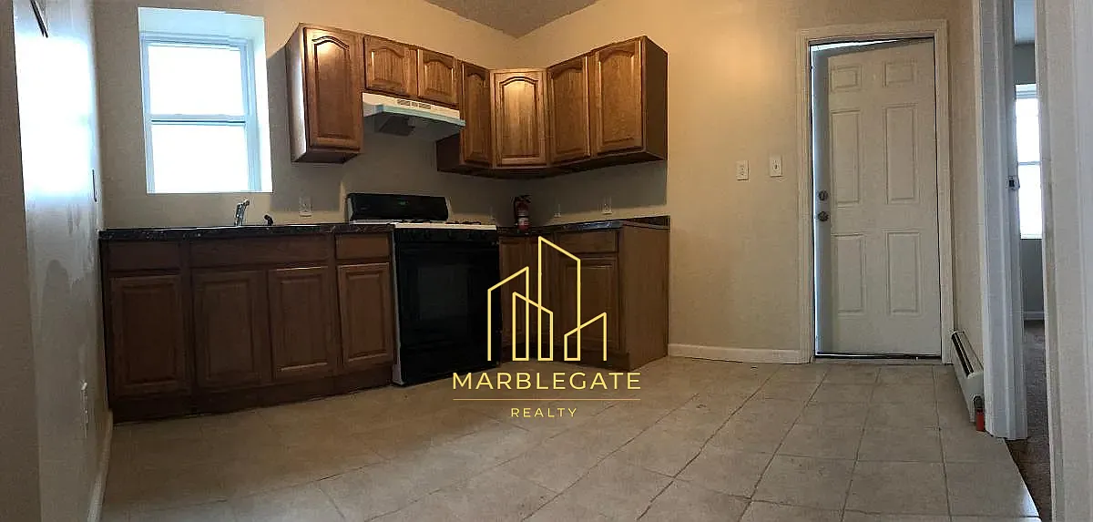 3 bed, 1050 sqft, $2,100 — Photo 1