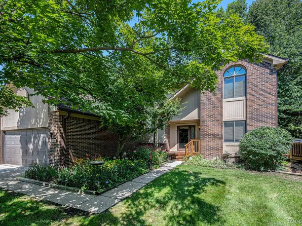 7446 Pepper Crk, West Bloomfield, MI 48322
