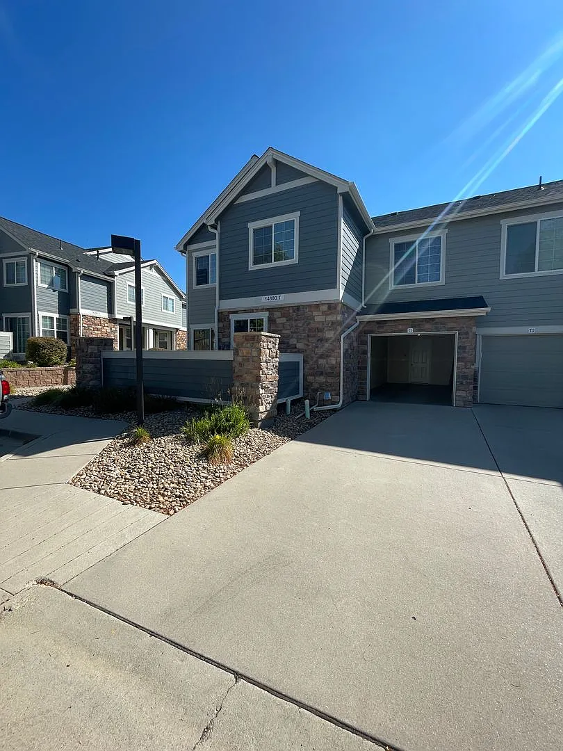 2 Bedroom Townhouse Near McKay Lake Available Now!! — Photo 1