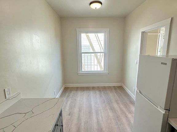 5th image of 2650 Franklin St #2