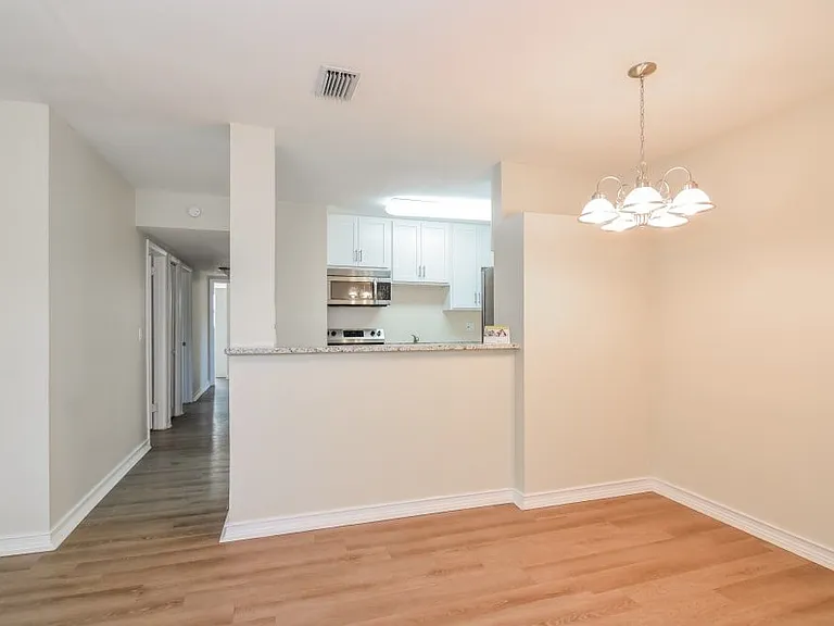 512 Sutton Pl — Photo 3