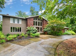 105 Woodburn Dr, Moreland Hills, OH 44022