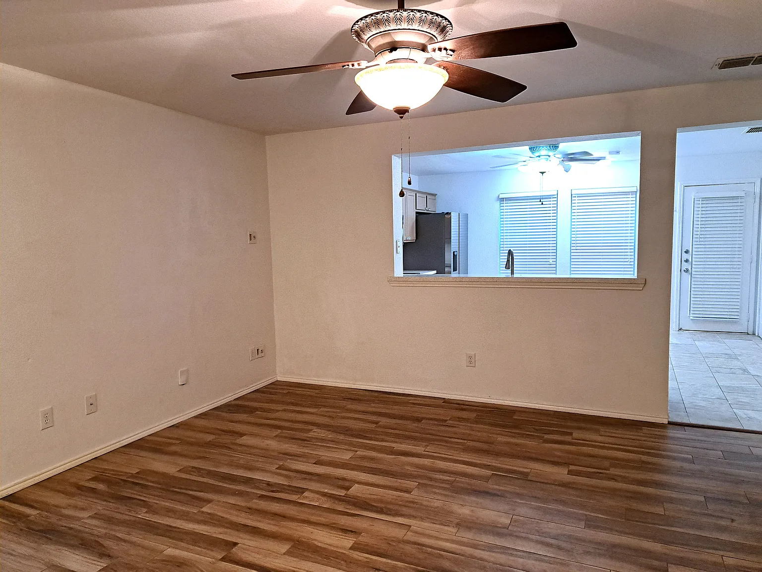3 bed, 1560 sqft, $2,050 — Photo 3