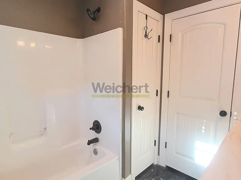1112 Gregory Ct — Photo 18