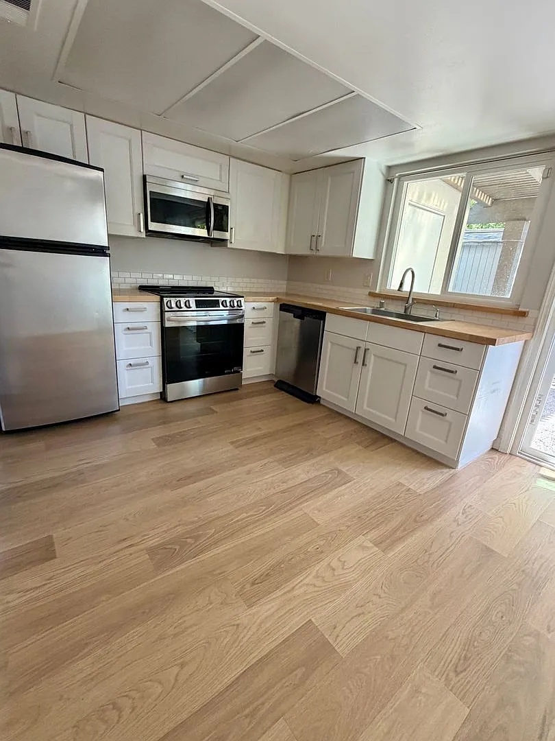 Updated 2BR/1.5BA Townhome in Santa Teresa Water & Garbage Included, Pool, 2 Parking Spaces — Photo 1