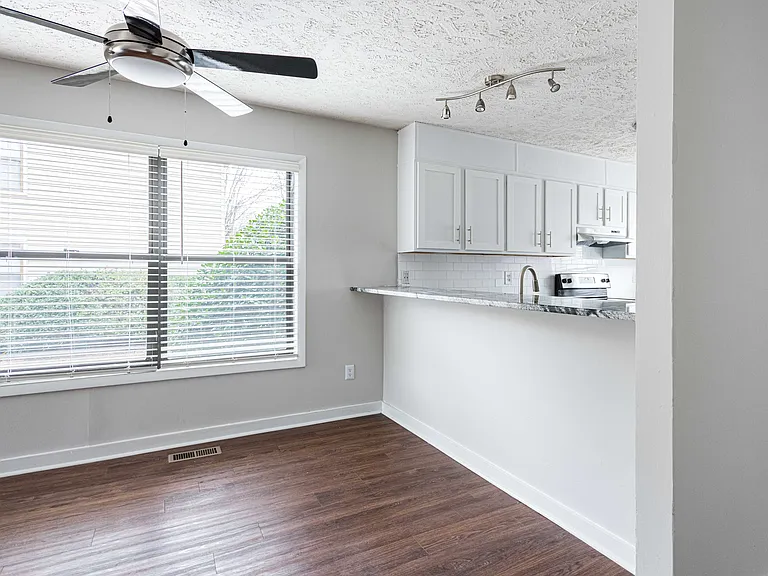 Lakehurst Apartments — Photo 10