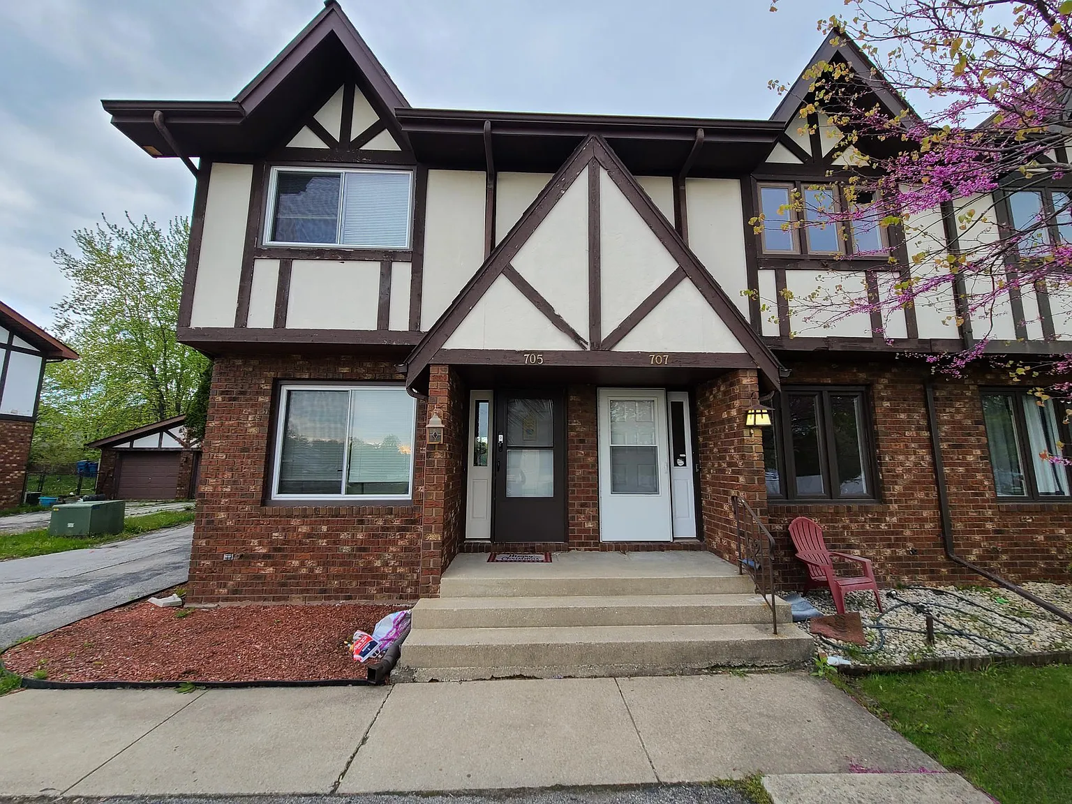 707 Wellington Dr — Photo 1