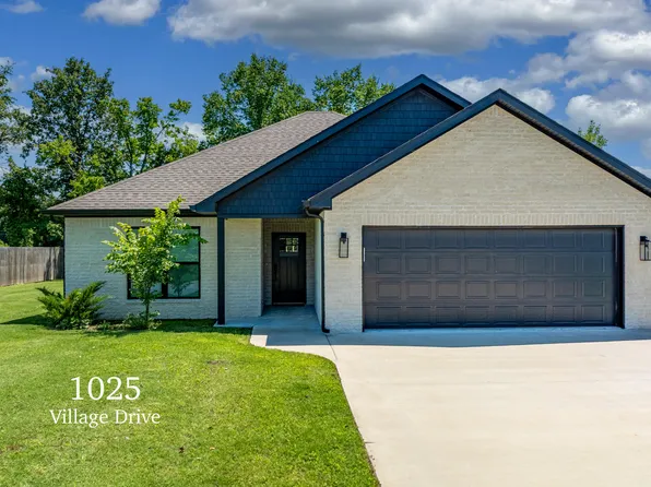 1025 Village Dr, Grove, OK 74344