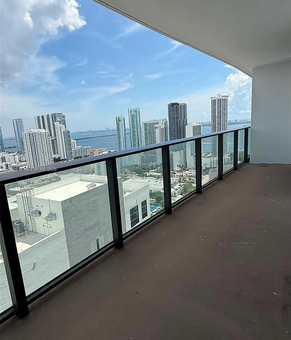 Canvas Condo — Photo 1