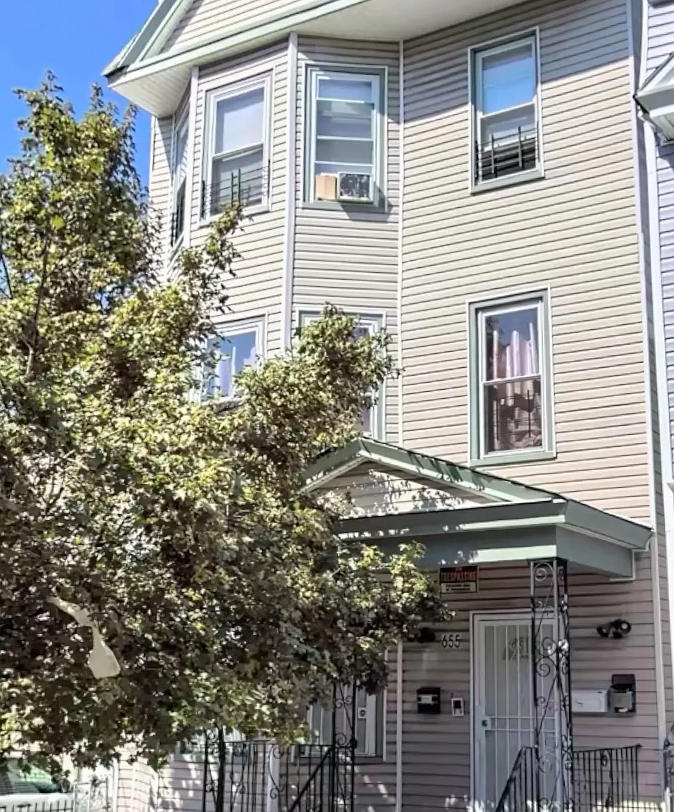 4 bed, $2,600 — Photo 1