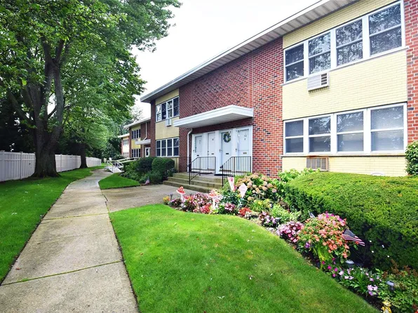 188 Farber Drive #188, West Babylon, NY 11704