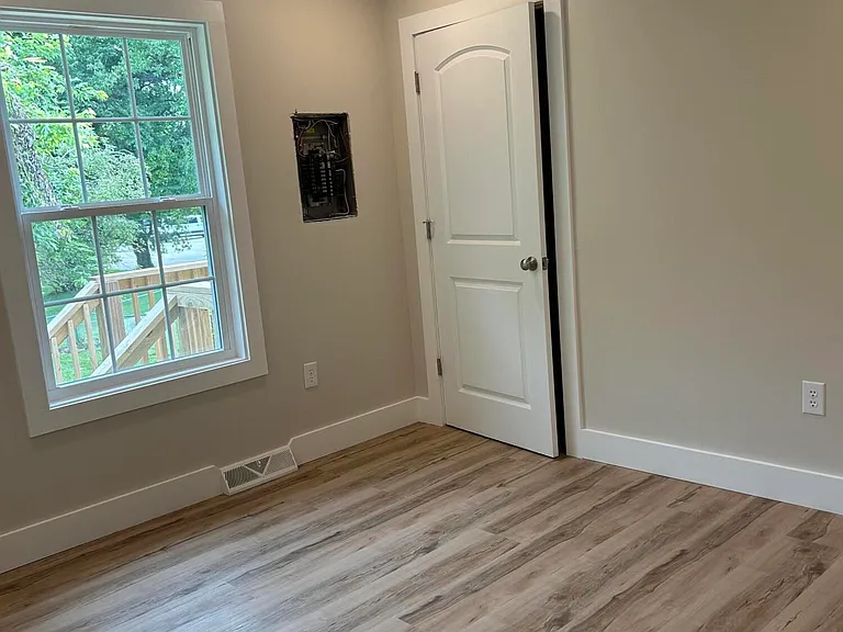 909 E Irvine St — Photo 14