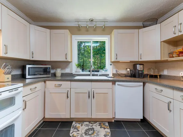 3 Greenwood Lane, Lewiston, ME 04240