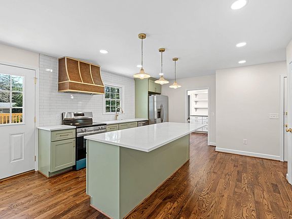 2nd image of 704 Hedgewood Ter