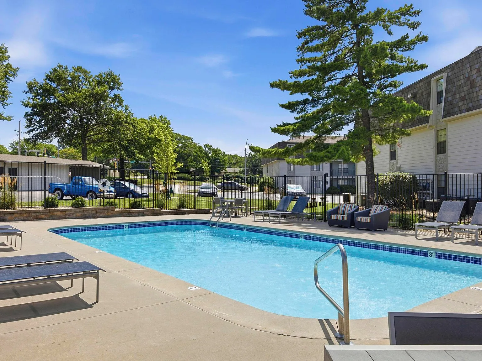 Bristol Pointe Apartments — Photo 3