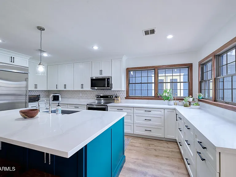 1708 E Montebello Ave — Photo 2