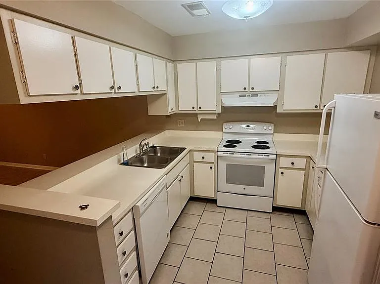 4411 SW 34th St #503 — Photo 4