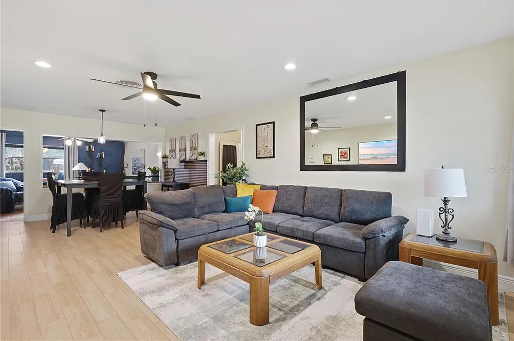 3 bed, 2.0 bath, 1428 sqft, $4,820 — Photo 3