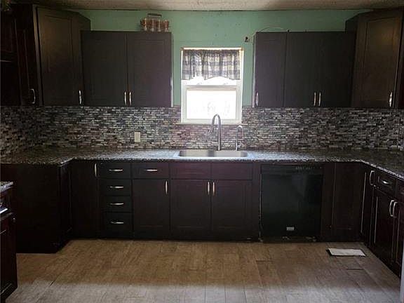 5th image of 301 Dogwood Ave
