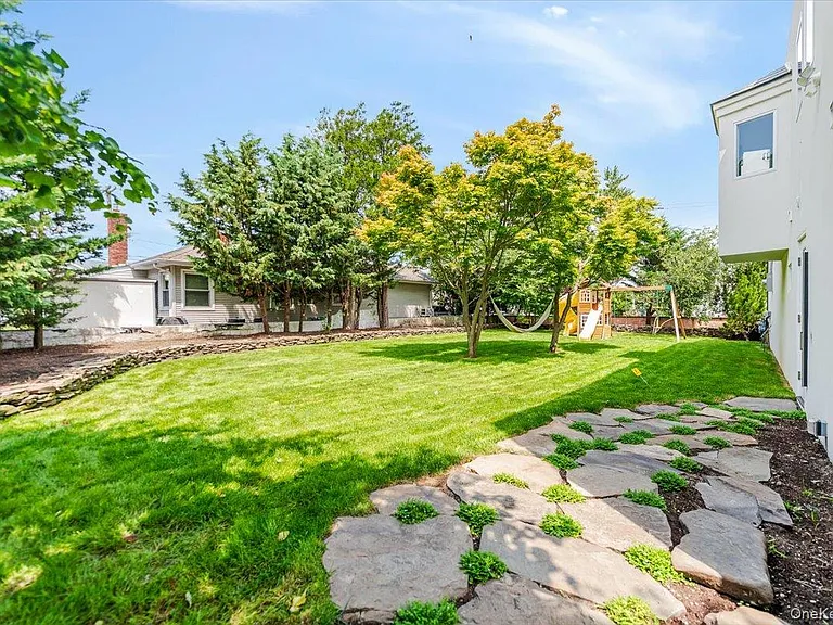 2105 Bay Blvd — Photo 24
