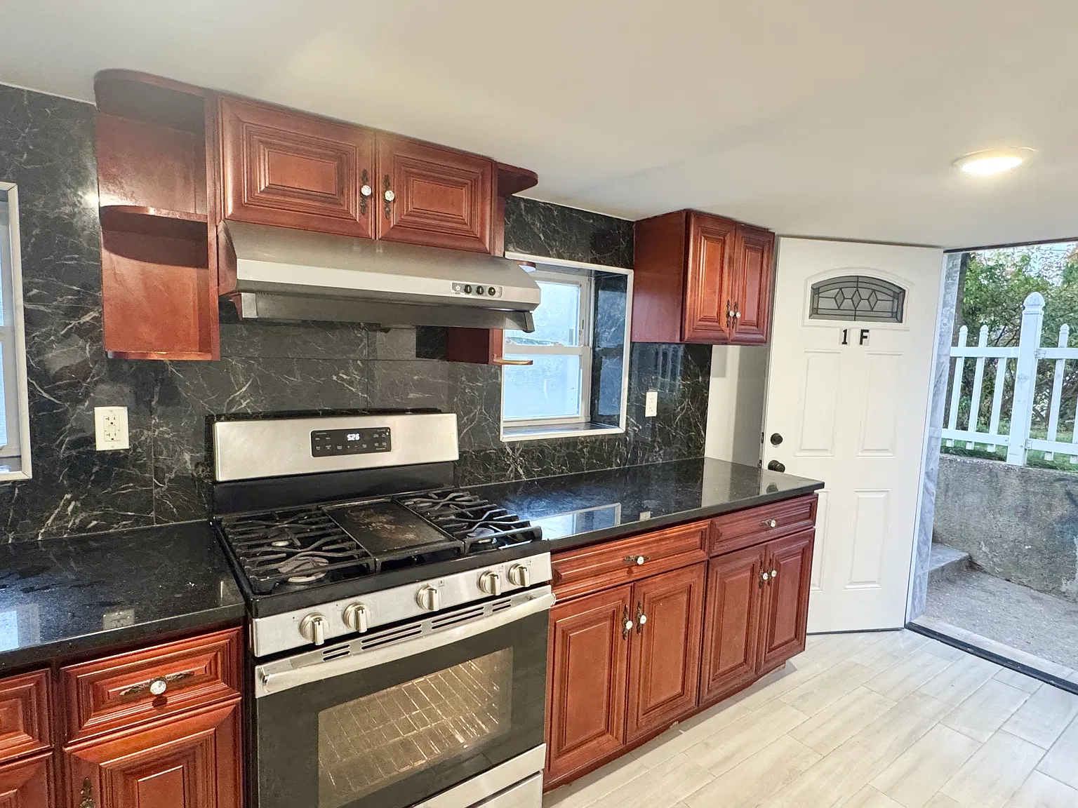 3 bed, 900 sqft, $2,400 — Photo 2