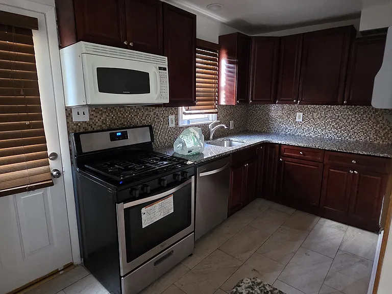 2123 Loney St — Photo 1