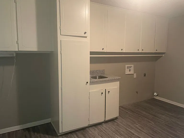 410 Delano St — Photo 9