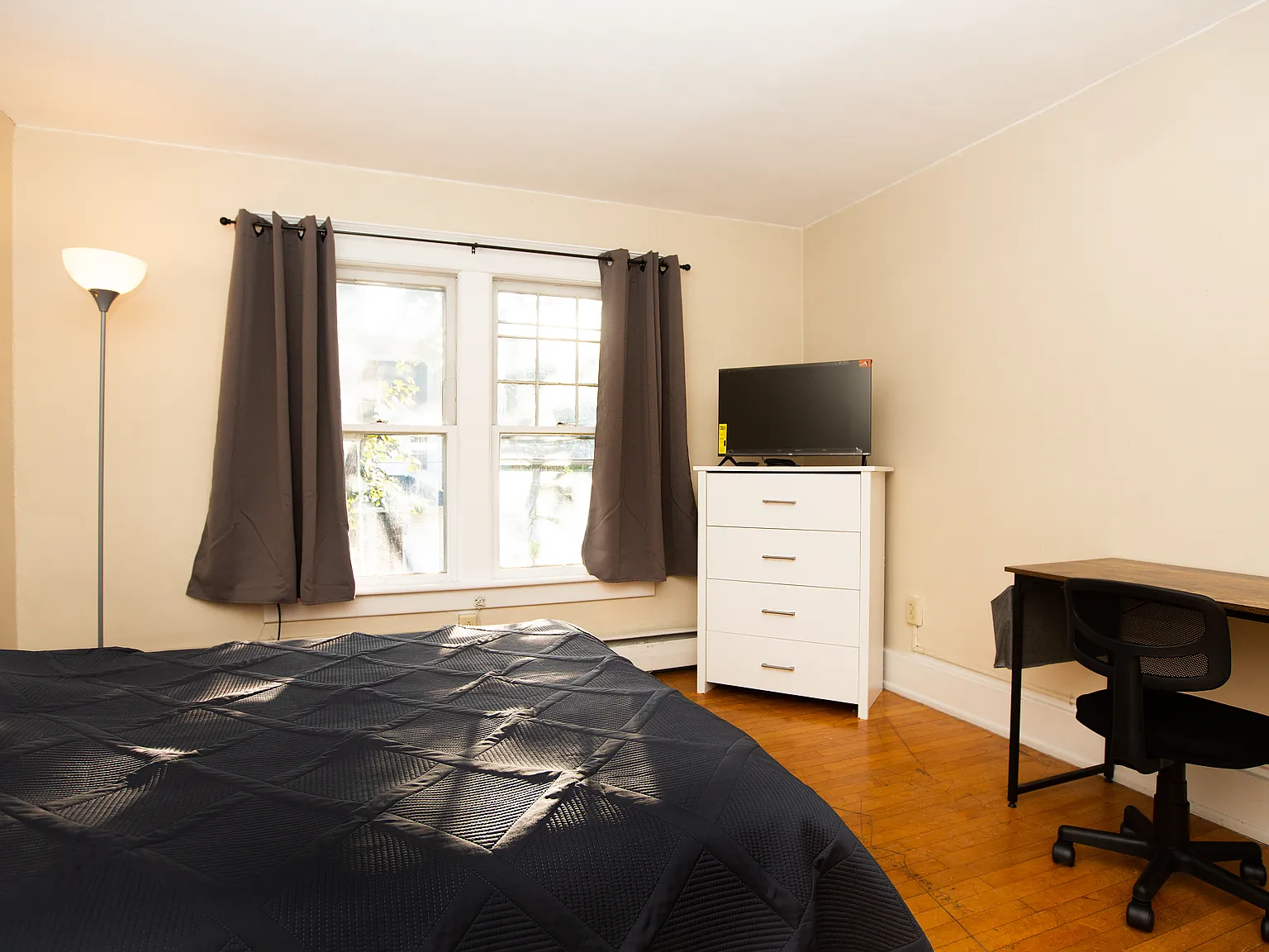 4 bed, 1.5 bath, 1800 sqft, $3,440 — Photo 3