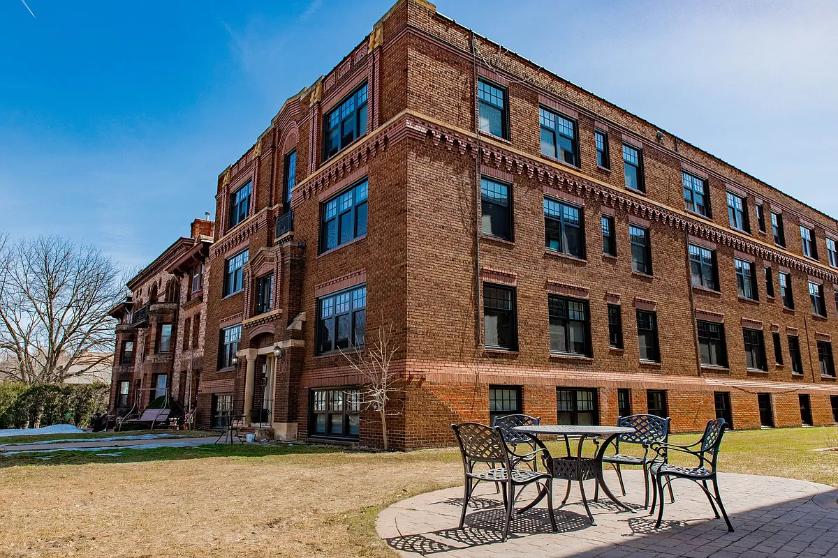 Building Photo - 610 Summit Avenue