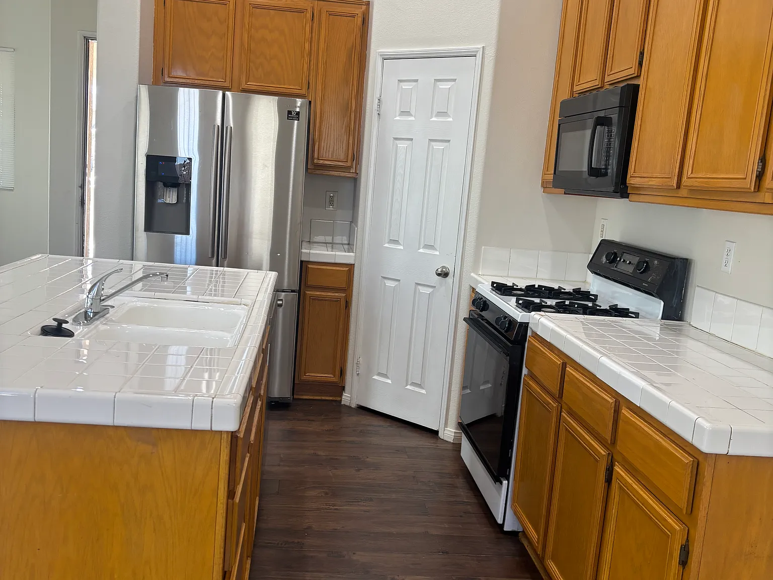 5 bed, 1947 sqft, $2,850 — Photo 2