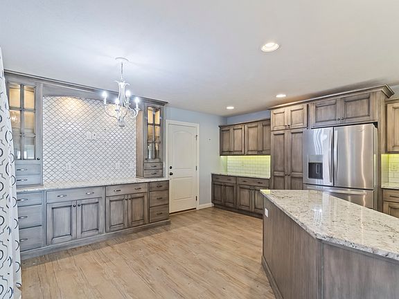 5th image of 1915 Dunraven Rd