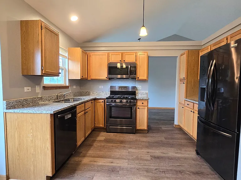 409 Fairfax Ln — Photo 6